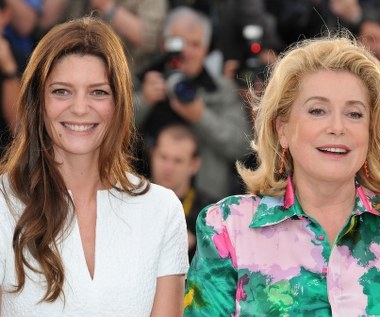 Włosko-francuska aktorka Chiara Mastroianni (L) w niedzielę, 28 maja, obchodzi 45. urodziny. 

O tym, że zostanie aktorką, najprawdopodobniej zadecydowały geny. Jej ojcem jest bowiem wybitny włoski aktor Marcello Mastoianni, matką zaś - legenda francuskiego kina Catherine Deneuve (P).

Zapytana o to, jak jej słynni rodzice zareagowali na wiadomość o tym, że i ona chce zostać aktorką, Chiara wyjaśniła w 2012 roku, że ojciec był "dość zadowolony", a matka - "bardzo zaniepokojona".  