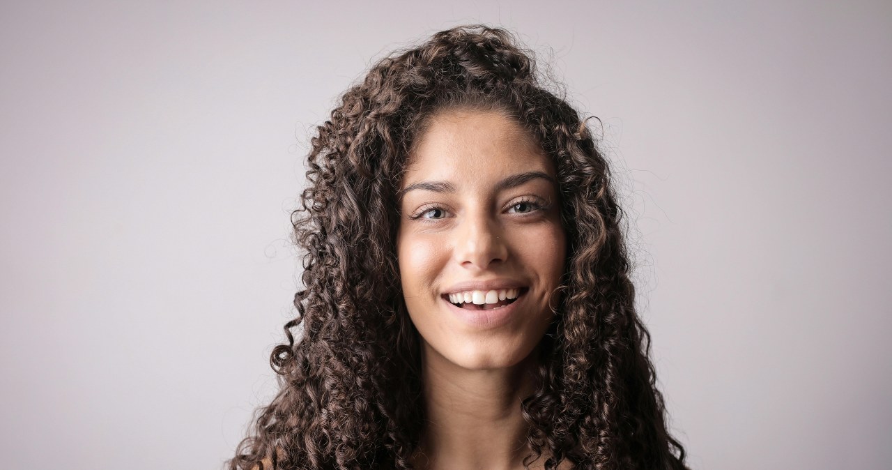 Włosy będą się mniej przetłuszczać dzięki naturalnej masce z jajka i cytryny /Andrea Piacquadio /pexels.com