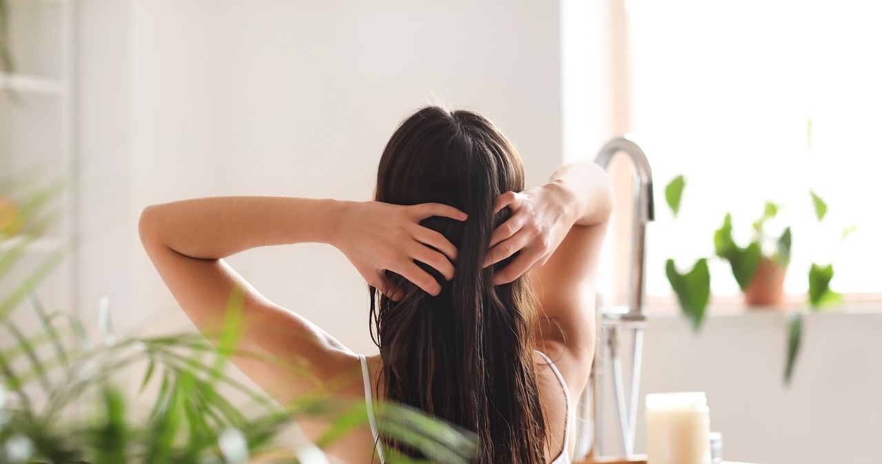 Włosy można myć nawet codziennie, o ile odpowiednio dobierzemy kosmetyki /123RF/PICSEL