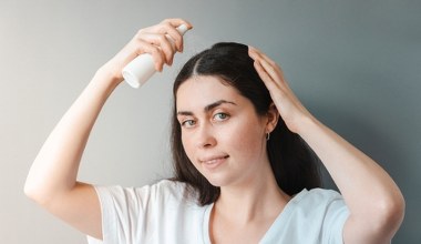 Włosy nie wypadają i rosną jak szalone. Wystarczy, że wetrzesz to