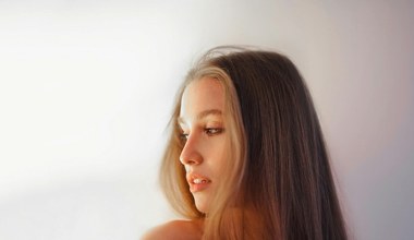 Włosy nigdy nie były gładsze. Składnik z salonów fryzjerskich znajdziesz nawet w drogeryjnych kosmetykach