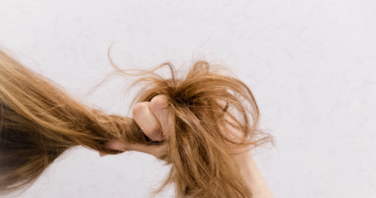 Włosy przestaną się elektryzować po zastosowaniu domowej odżywki z gliceryną /123RF/PICSEL