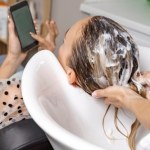 Włosy przestaną się przetłuszczać. Koniecznie wypróbuj tę metodę