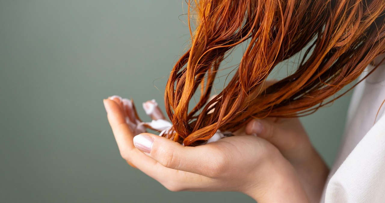 Włosy przestaną się puszyć, jeśli nałożysz na nie odrobinę kremu do rąk /Beyzanur K. /Pexels.com