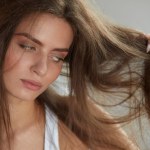 Włosy puszą się i elektryzują? Spryskaj tym czapkę, a zapomnisz o problemie