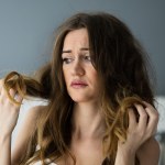 Włosy puszą się jesienią? Ten kosmetyk przywróci im gładkość