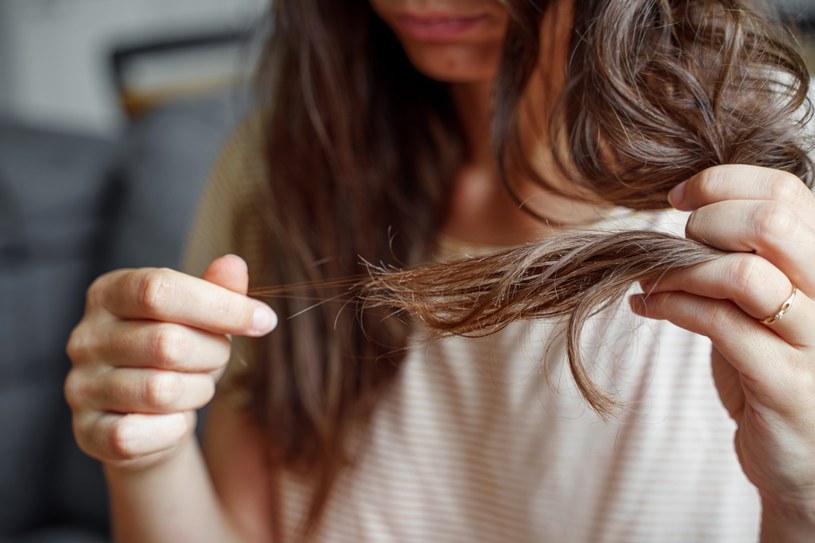 Włosy średnioporowate mają lekko rozchylone łuski, co powoduje skłonność do przesuszania /123RF/PICSEL