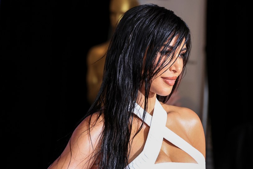 Włosy stylizowane na "mokre" także już wyszły z mody. Jednak nie w przypadku Kim Kardashian /Variety / Contributor /Getty Images