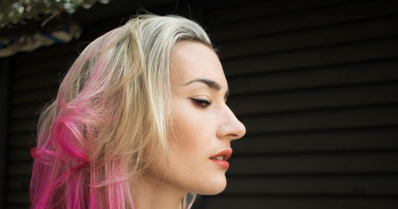 Włosy tymczasowo zafarbowane za pomocą różowej płukanki /Chloe /Pexels.com