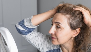 Włosy w menopauzie wołają o pomoc. Ten trik naprawdę działa, koniec z suchymi i łamliwymi końcówkami
