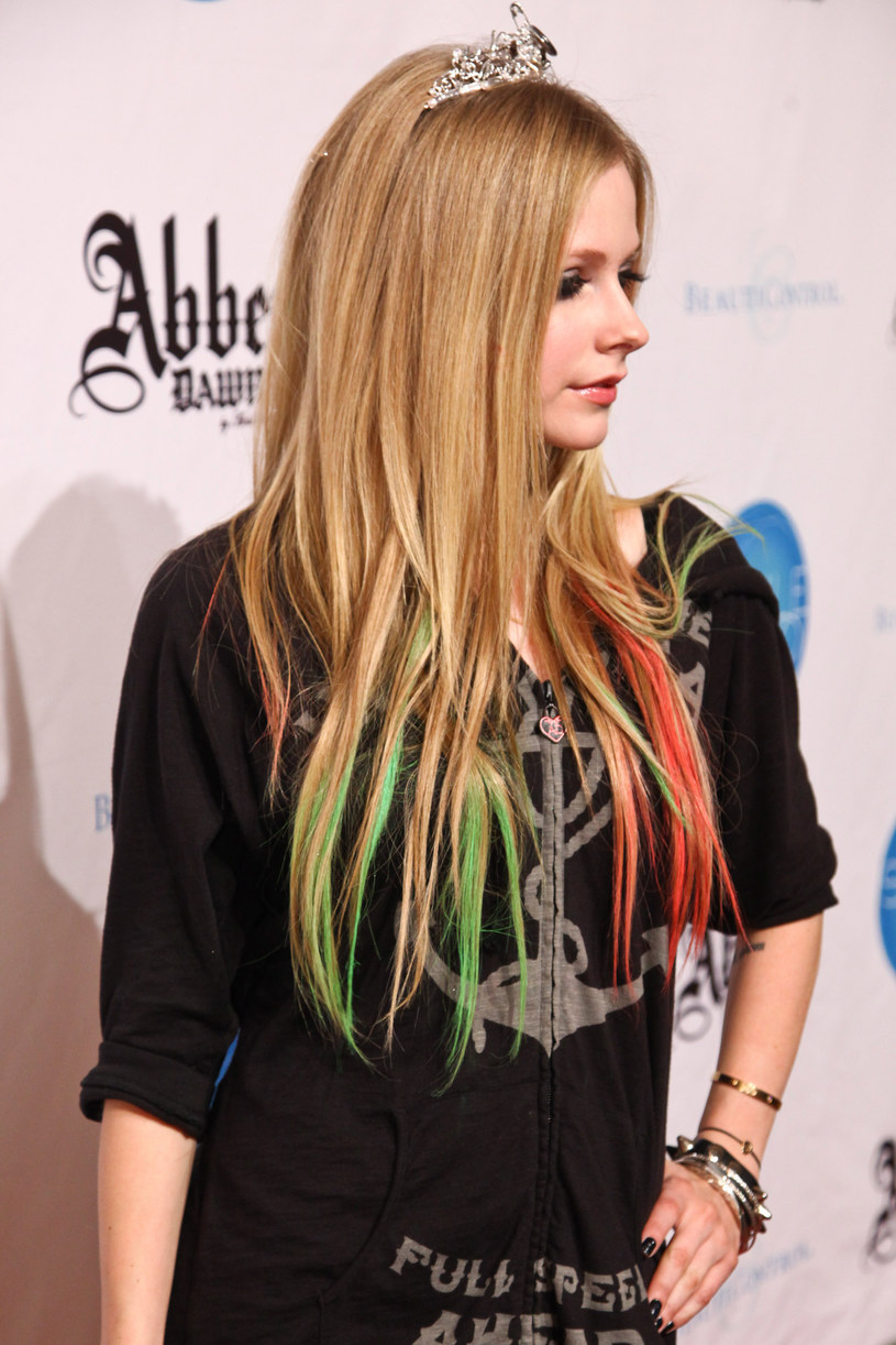 Włosy z kolorowymi pasemkami były znakiem rozpoznawczym Avril Lavigne /Thomas Concordia /Getty Images