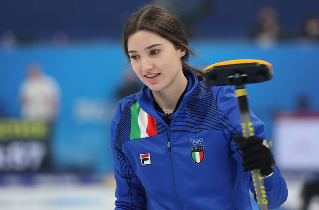 Włoszka Stefania Constantini podczas rywalizacji w curlingu na igrzyskach w Pekinie /JEROME FAVRE /PAP/EPA
