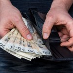 Włóż do portfela, a wypełni się gotówką. Staropolski przesąd na pieniądze