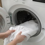 Włóż do pralki zamiast wybielacza. Sporo zaoszczędzisz, a ubrania będą śnieżnobiałe