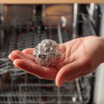 folia aluminiowa Włóż do zmywarki, a sztućce będą błyszczeć jak nowe. Prosty trik z folią aluminiową