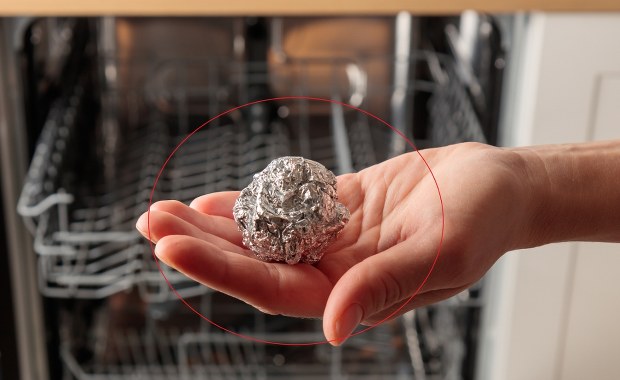 Włóż do zmywarki, a sztućce będą błyszczeć jak nowe. Prosty trik z folią aluminiową 