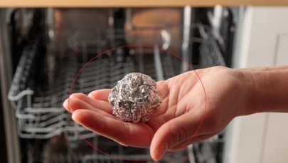 Włóż do zmywarki, a sztućce będą błyszczeć jak nowe. Prosty trik z folią aluminiową 