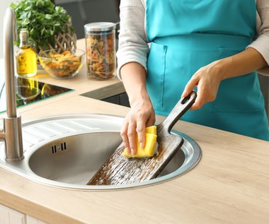 Włóż drewnianą deskę do lodówki. Efekt cię zaskoczy!