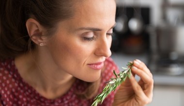 Włóż gałązkę do wody i postaw na parapecie. Efekt cię zaskoczy