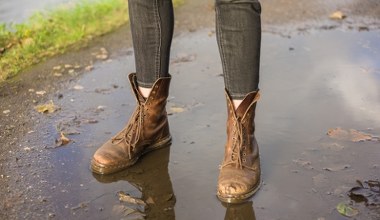 Włóż na noc do butów. Zapomnisz o wilgoci i brzydkim zapachu