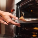 Włóż plasterek cytryny do piekarnika. Szybko pozbędziesz się uciążliwego problemu