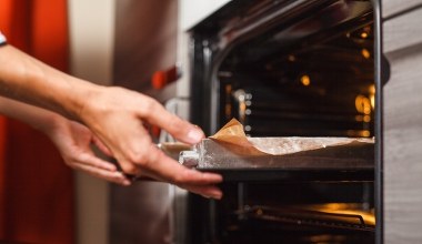 Włóż plasterek cytryny do piekarnika. Szybko pozbędziesz się uciążliwego problemu