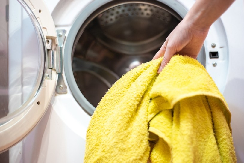 Włóż stary ręcznik do pralki wraz z butami, a będą bezpieczne podczas prania /123RF/PICSEL