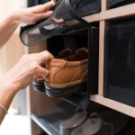 Włóż to do szafki z butami. Usunie nieprzyjemny zapach