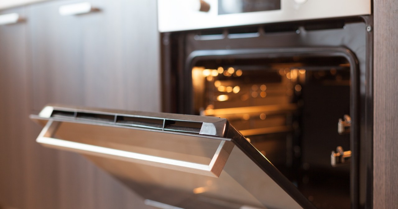 Włożenie do piekarnika liści laurowych i pozostawienie uchylonych drzwiczek, sprawi, że nasz będzie pięknie pachniał /123RF/PICSEL