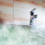 przemoc wobec dzieci Włożył ośmiolatka do wrzącej wody "za karę". Teraz grozi mu dożywocie