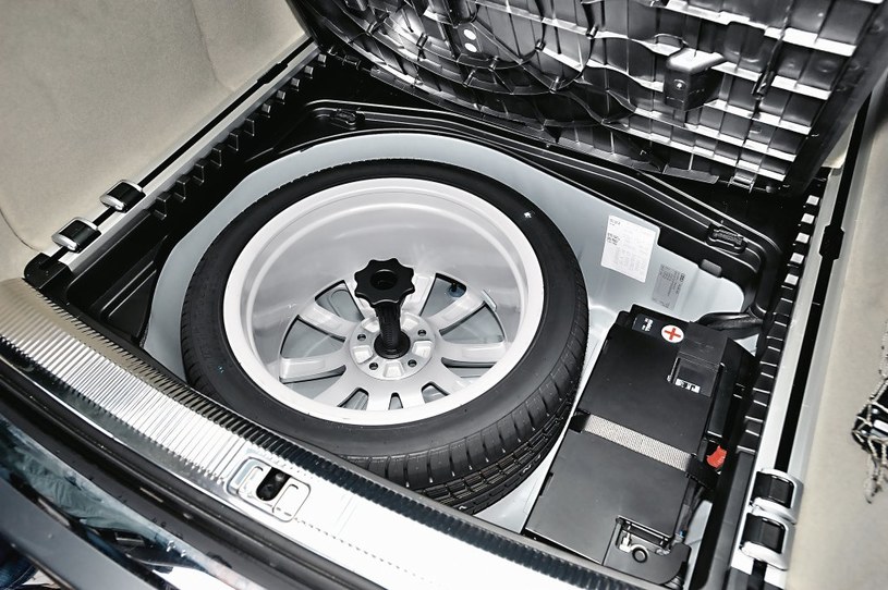 Wnęka pod podłogą bagażnika to miejsce nie tylko na koło zapasowe, ale też na akumulator. /Motor