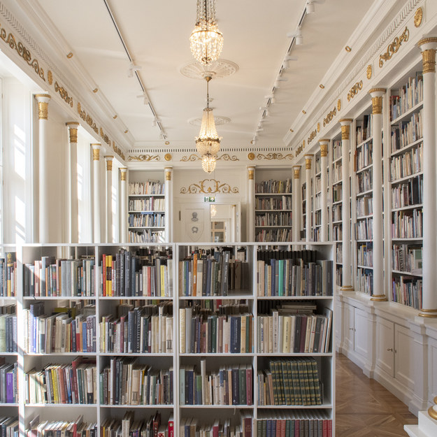 Wnętrza najstarszego gmachu Biblioteki Raczyńskich /Biblioteka Raczyńskich w Poznaniu /