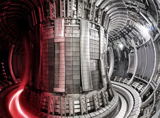 Wnętrze aparatury do badań nad syntezą jądrową. /United Kingdom Atomic Energy Authority /
