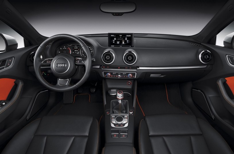 Wnętrze Audi A3 jest świetnie wykonane. Mechanizm wysuwania się ekranu bywa awaryjny /materiały prasowe