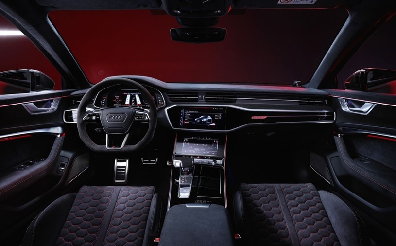 Wnętrze Audi RS6 Avant GT utrzymane jest w czarnym kolorze. /materiały prasowe