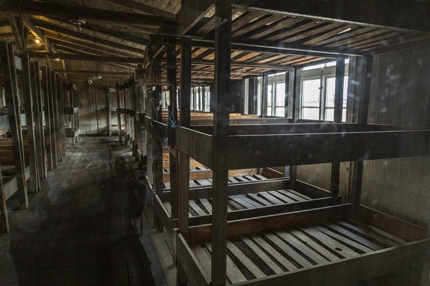 Wnętrze baraku na terenie byłego obozu koncentracyjnego Sachsenhausen /foto. pixabay /