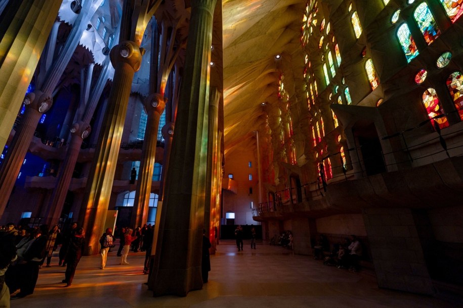 Wnętrze bazyliki Sagrada Familia /JOSEP LAGO / AFP /East News