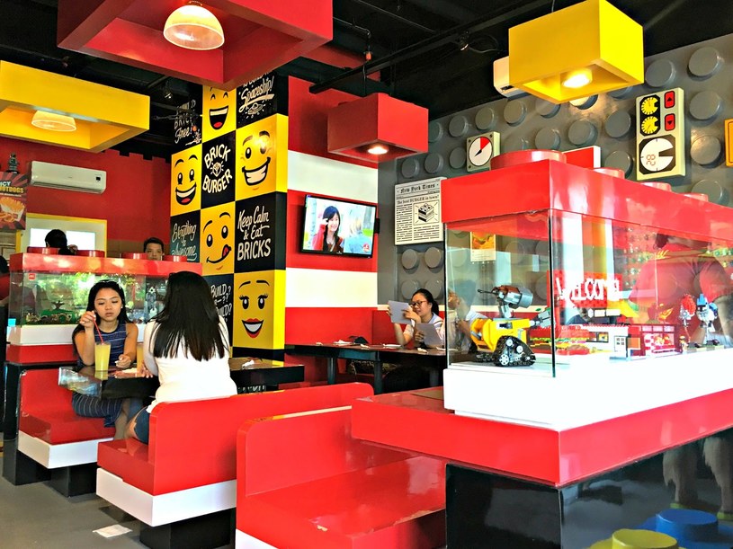 Wnętrze "Brick Burgera" wygląda jak powiększona restauracja z zestawu LEGO /INTERIA.PL/materiały prasowe