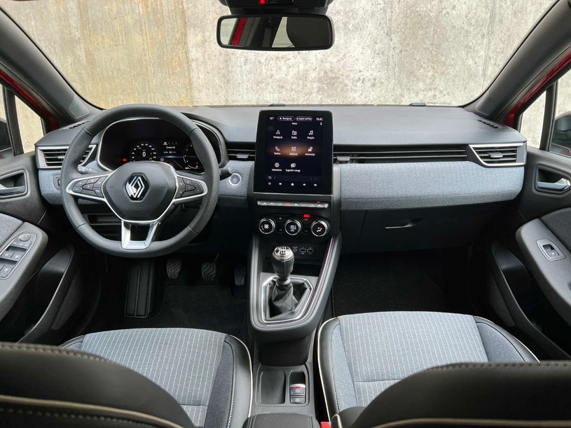 Wnętrze Clio jest bardzo ergonomicznie rozplanowane i świetnie wykończone /Adam Majcherek /INTERIA.PL