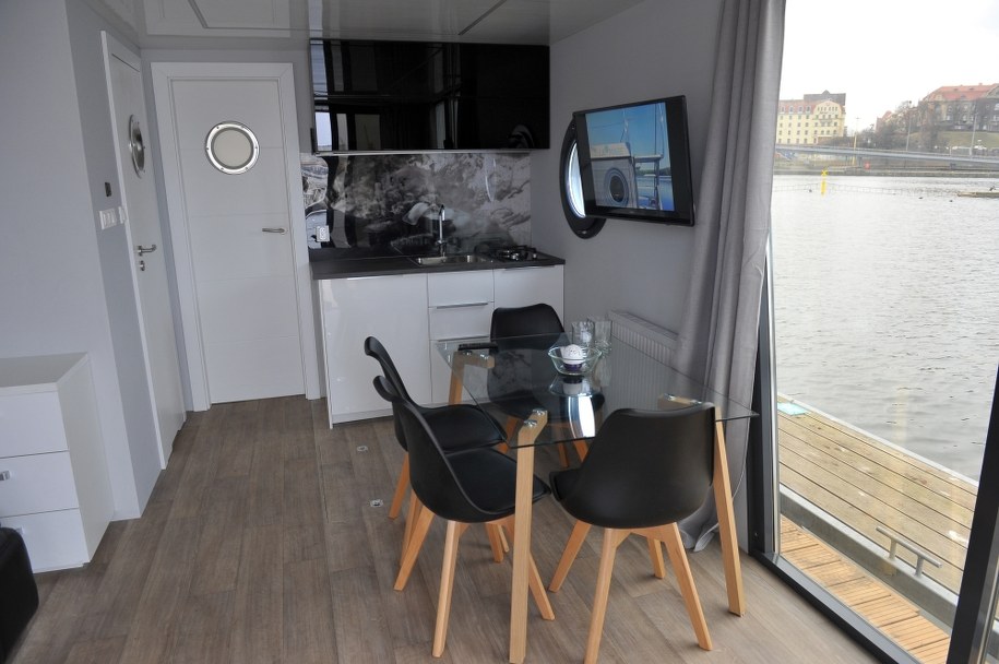 Wnętrze domu na wodzie /Marcin Bielecki /PAP