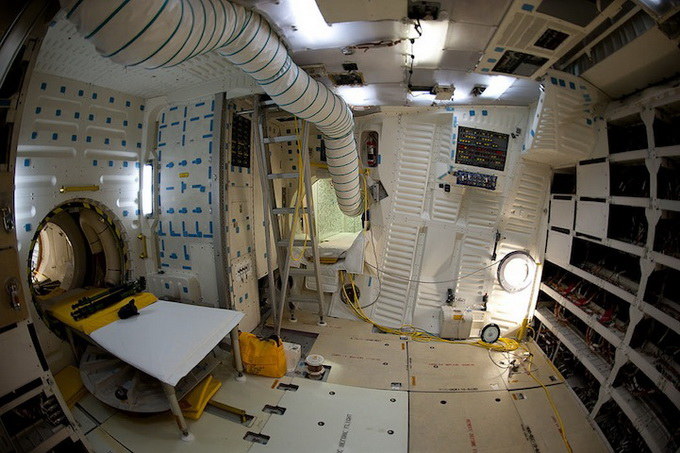 Wnętrze dziobowej sekcji promu Endeavour /NASA /materiały prasowe
