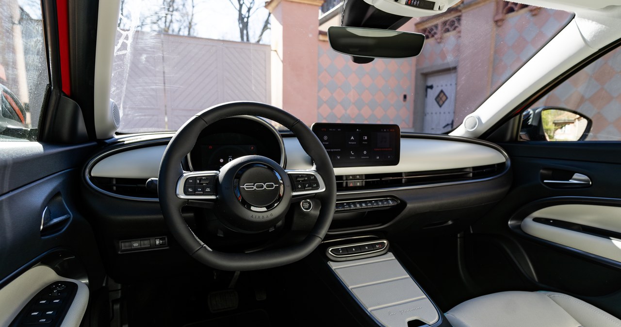 Wnętrze Fiata 600e w wersji La Prima prezentuje się naprawdę dobrze /Jan Guss-Gasiński /INTERIA.PL