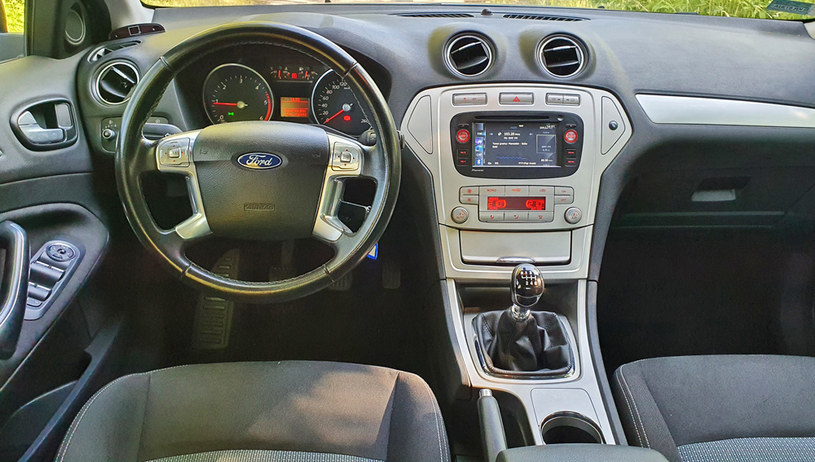 Wnętrze Forda Mondeo Mk4 nadal może się podobać, choć wiele zależy od wyposażenia /INTERIA.PL