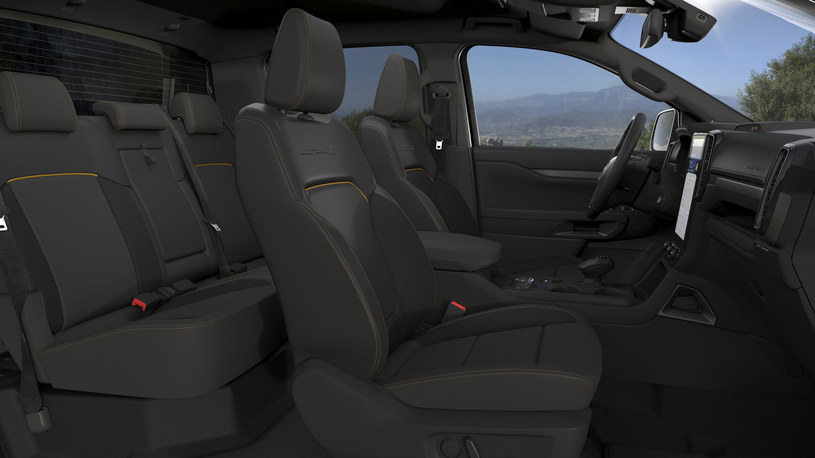 Wnętrze Forda Rangera Wildtrak X utrzymane jest w czarnym kolorze. Nie brakuje jednak pomarańczowych przeszyć. /materiały prasowe