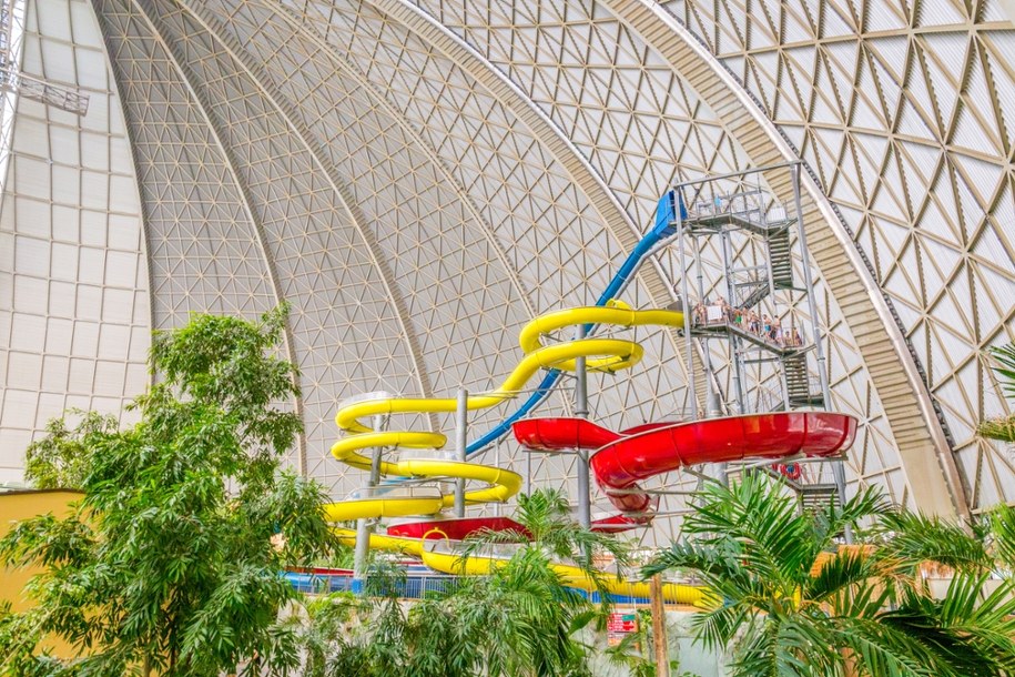 Wnętrze hali, która pierwotnie powstała jako hangar dla sterowców /Shutterstock