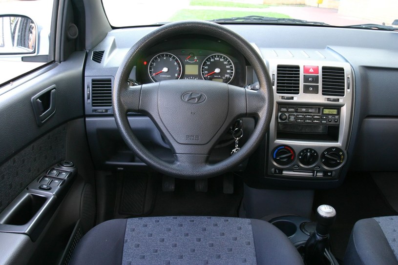 Wnętrze Hyundaia Getza to typowe dla aut małych materiały, czyli dużo plastiku o bardzo przeciętnym wyglądzie, wersji z akcentami kolorystycznymi prawie na rynku używanych nie uświadczymy /Motor