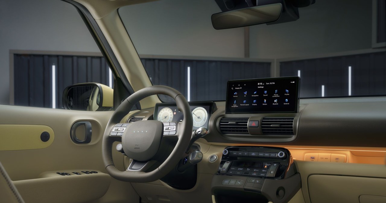 Wnętrze Hyundaia Instera zdominowane jest przez dwa ekrany. Nie brakuje jednak również fizycznych przycisków. /materiały prasowe
