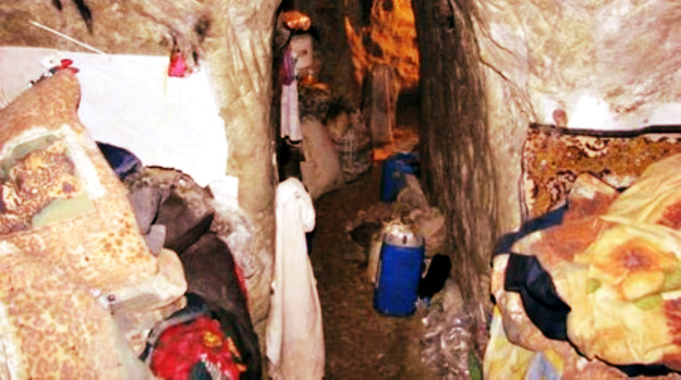 Wnętrze jaskini, w której przebywali kultyści /materiały prasowe
