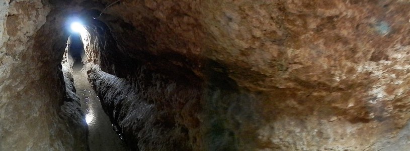 Wnętrze jednego z podziemnych kanałów - kanatu - w dzisiejszym Iranie. Od starożytnych czasów zapewniały wodę i chłodzenie domów /WikimediaCommons /Wikimedia