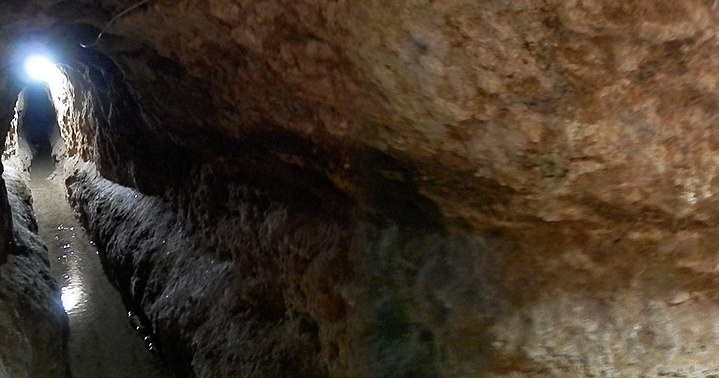 Wnętrze jednego z podziemnych kanałów - kanatu - w dzisiejszym Iranie. Od starożytnych czasów zapewniały wodę i chłodzenie domów /WikimediaCommons /Wikimedia